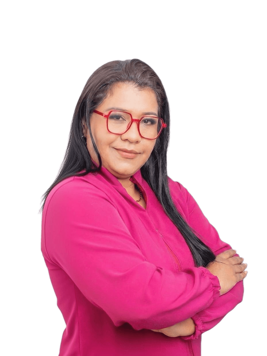 La Dra. Silvana Pérez de pie, con los brazos cruzados